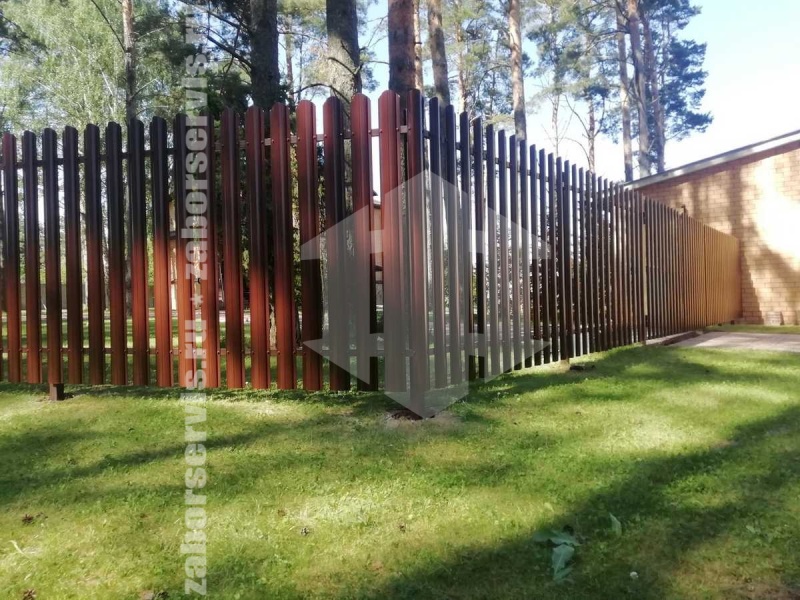 Забор из металлического штакетника с воротами и калиткой
