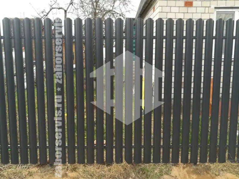 Забор из евроштакетника с бетонированием столбов 56 метров