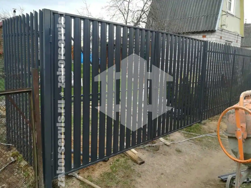 Забор из евроштакетника с бетонированием столбов 56 метров