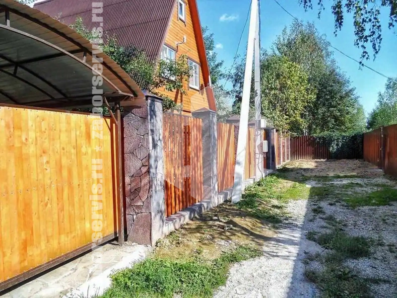 Забор из металлического штакетника на фундаменте красный 63 метра