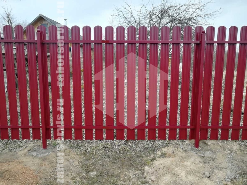 Забор из металлического штакетника для дачи красный 31 метра