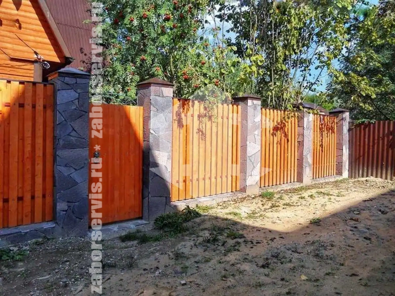 Забор из металлического штакетника на фундаменте красный 63 метра