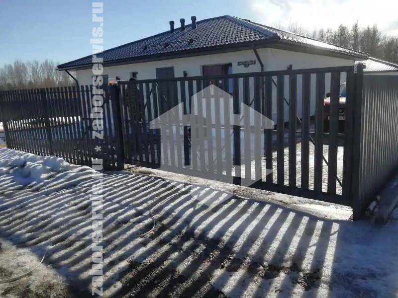 Забор из металлического штакетника с воротами 69 метров