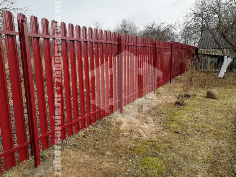 Забор из металлического штакетника для дачи красный 31 метра