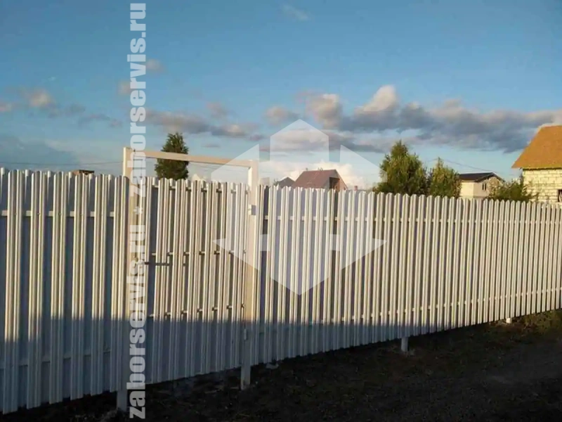 Заборы из металлического штакетника шахматка 94 метра