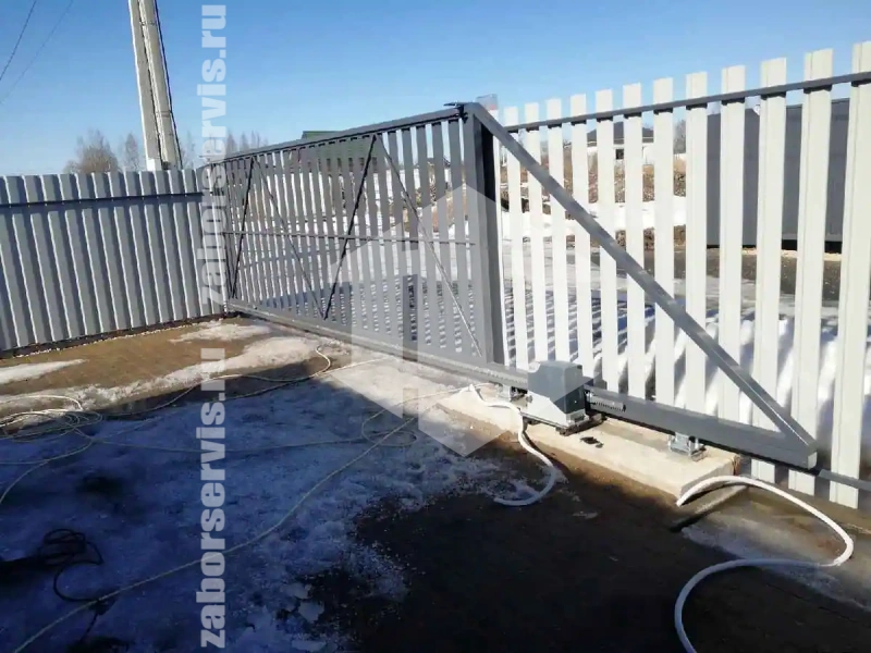 Забор из металлического штакетника с воротами 69 метров