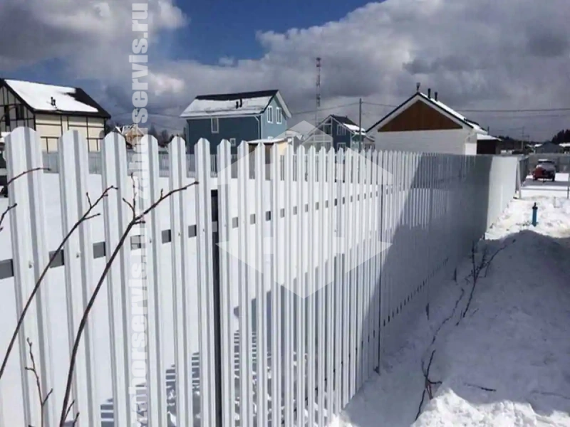 Забор из металлического штакетника белый 53 метра