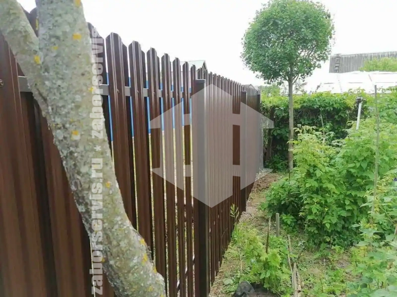 Забор из металлического штакетника с воротами 66 метров