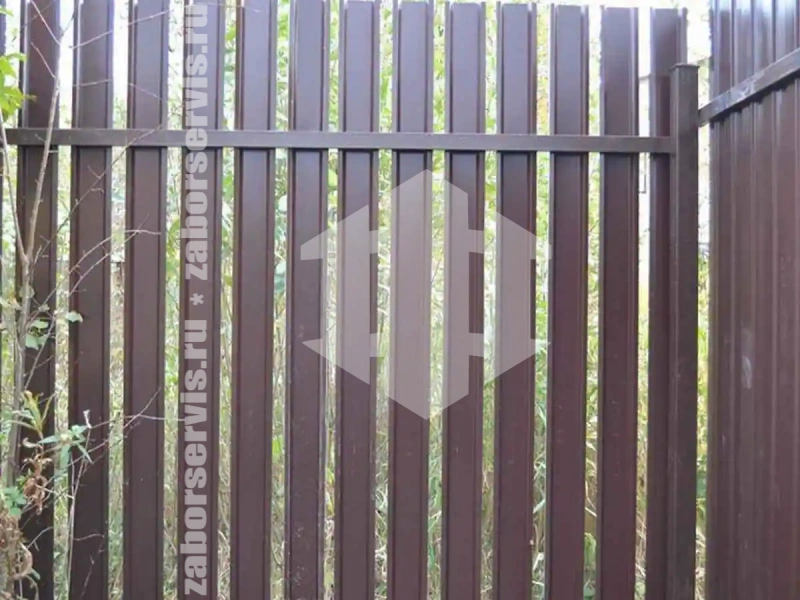 Забор из металлического штакетника коричневый 98 метров