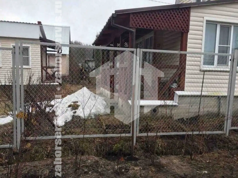 Забор из сетки рабицы в секциях