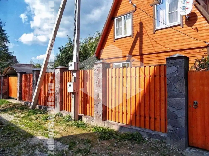 Забор из металлического штакетника на фундаменте красный 63 метра