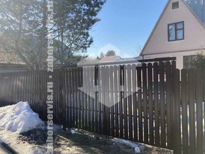 Забор из металлического штакетника коричневый 74 метра