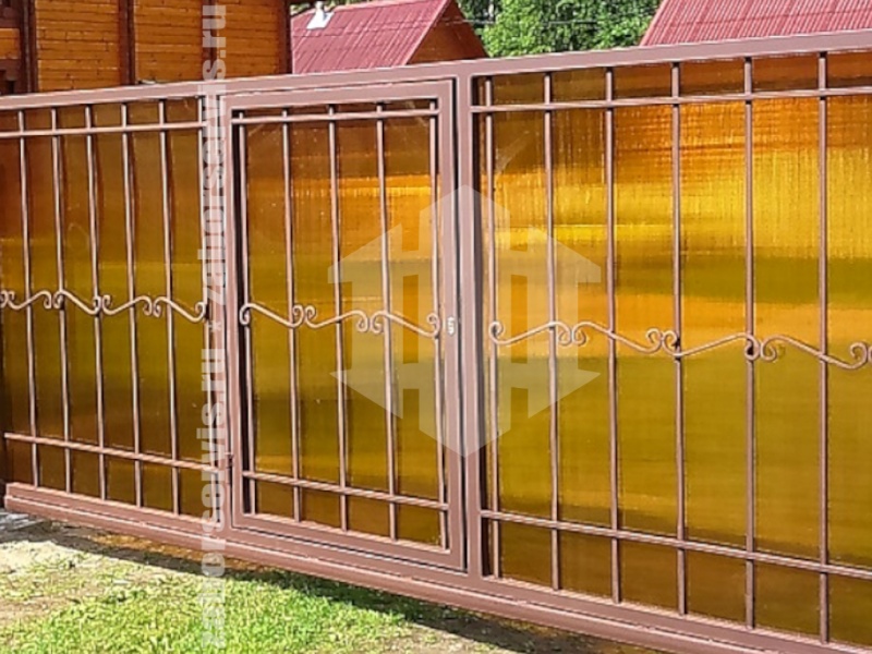 Откатные ворота из поликарбоната с калиткой