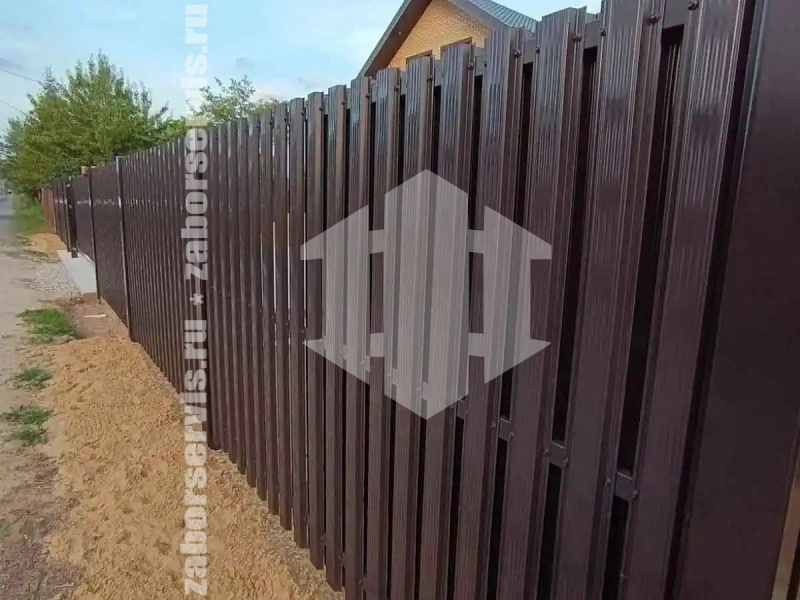 Заборы из металлического штакетника шахматка 66 метров