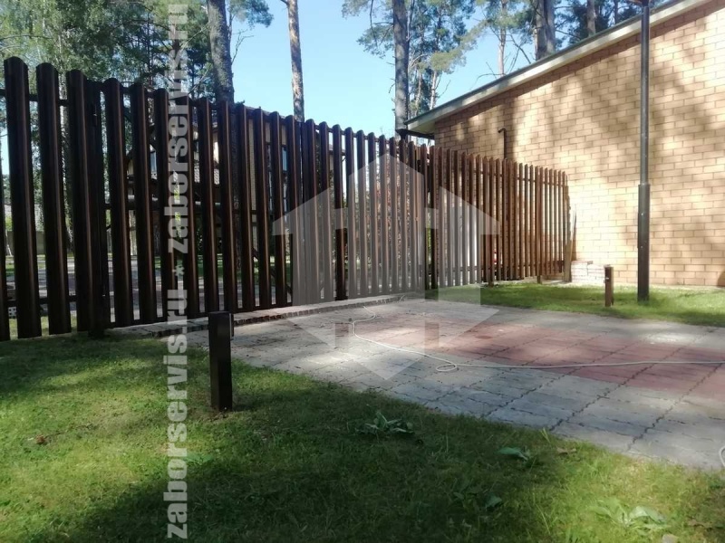 Забор из металлического штакетника с воротами и калиткой