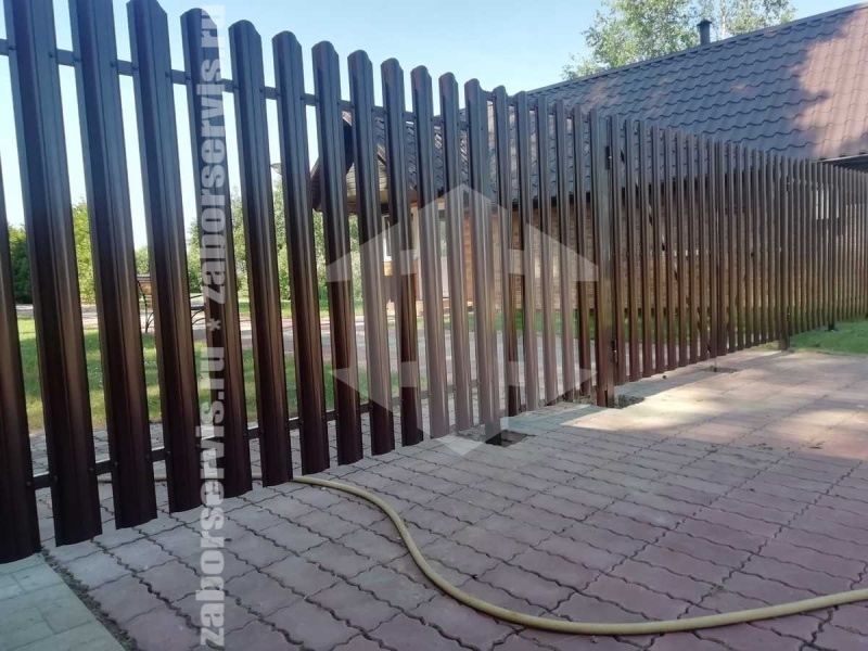 Забор из металлического штакетника с воротами и калиткой