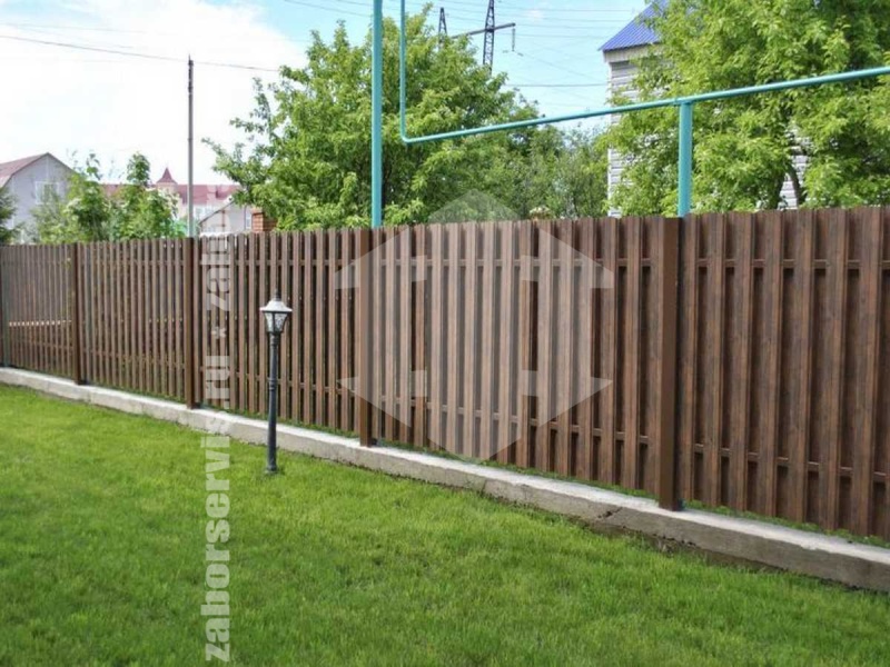 Забор из металлического штакетника под дерево 38 метров