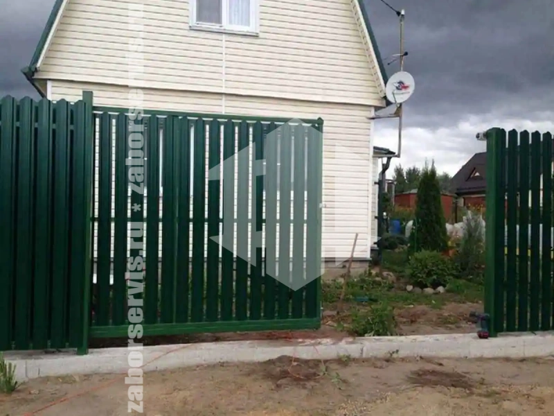 Забор из металлического штакетника 79 метров